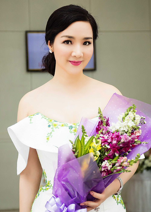 HH Giáng My đẹp ngất ngây khi khoe vòng 1 xuân thì - 9
