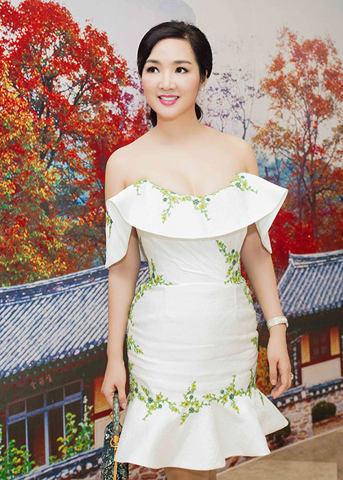 HH Giáng My đẹp ngất ngây khi khoe vòng 1 xuân thì - 6