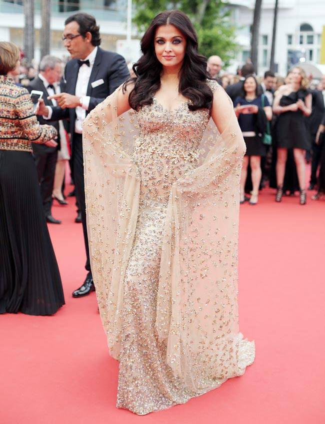 Hoa hậu đẹp nhất thế giới hóa nữ thần trên thảm đỏ Cannes - 1