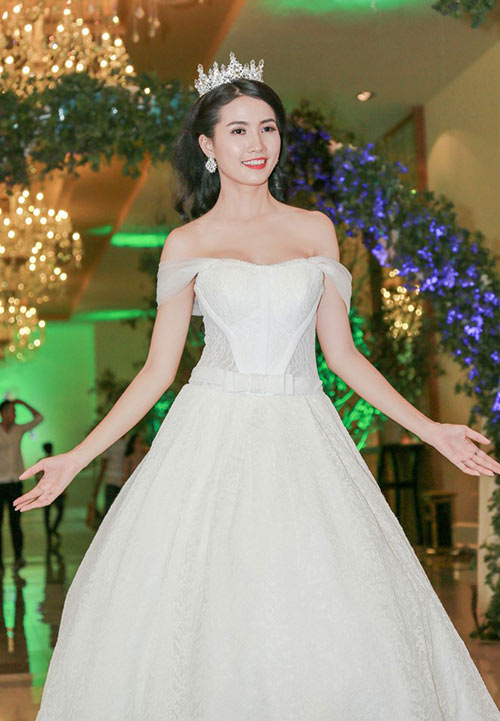 Phan Thị Mơ đội vương miện, xinh đẹp tình tứ bên Ray Võ - 1