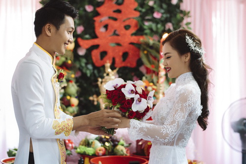 Quang Tuấn hôn má Linh Phi trong lễ rước dâu - 7