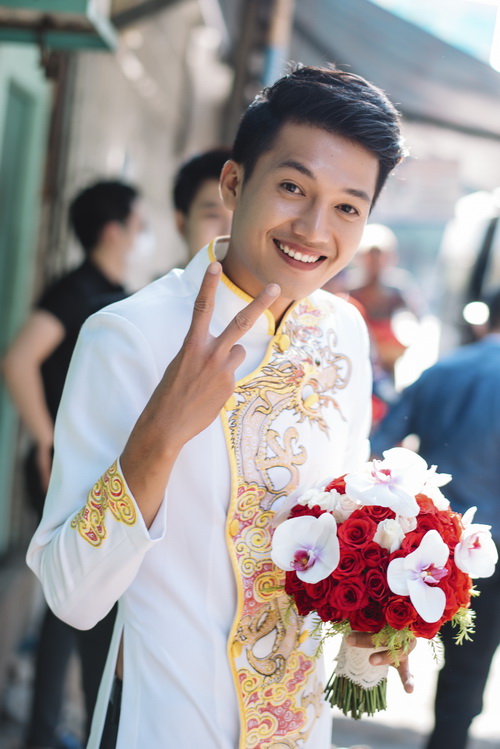 Quang Tuấn hôn má Linh Phi trong lễ rước dâu - 1