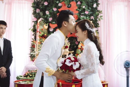 Quang Tuấn hôn má Linh Phi trong lễ rước dâu - 9