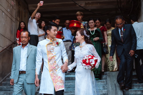 Quang Tuấn hôn má Linh Phi trong lễ rước dâu - 13