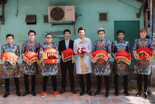 Quang Tuấn hôn má Linh Phi trong lễ rước dâu - 2