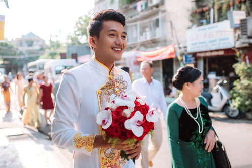 Quang Tuấn hôn má Linh Phi trong lễ rước dâu - 3