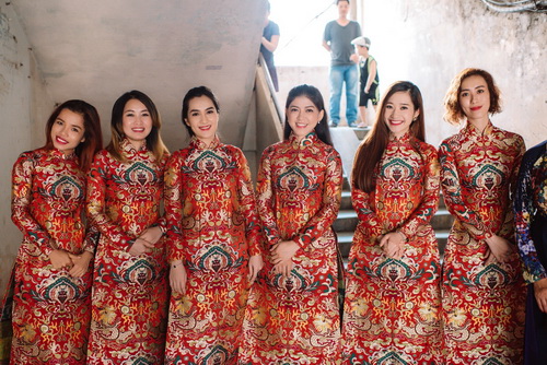 Quang Tuấn hôn má Linh Phi trong lễ rước dâu - 5
