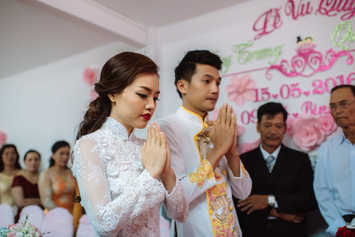 Quang Tuấn hôn má Linh Phi trong lễ rước dâu - 8