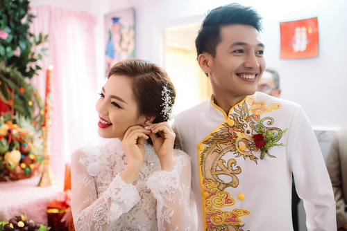 Quang Tuấn hôn má Linh Phi trong lễ rước dâu - 10