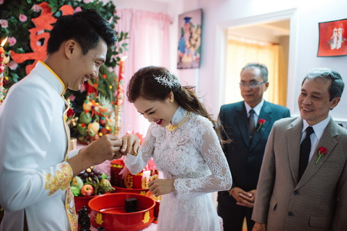 Quang Tuấn hôn má Linh Phi trong lễ rước dâu - 11