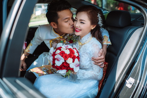 Quang Tuấn hôn má Linh Phi trong lễ rước dâu - 14