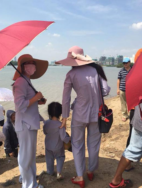 Thủy Tiên kể chuyện đưa con gái đi phóng sinh cá - 2