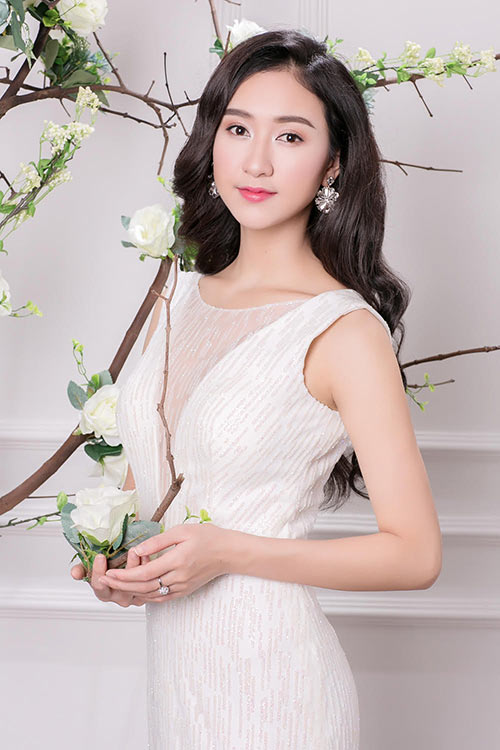 Á hậu Hà Thu đẹp kiêu sa, khoe vòng một thanh tân - 4