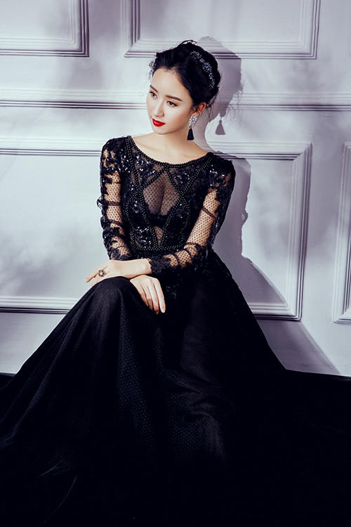 Á hậu Hà Thu đẹp kiêu sa, khoe vòng một thanh tân - 7