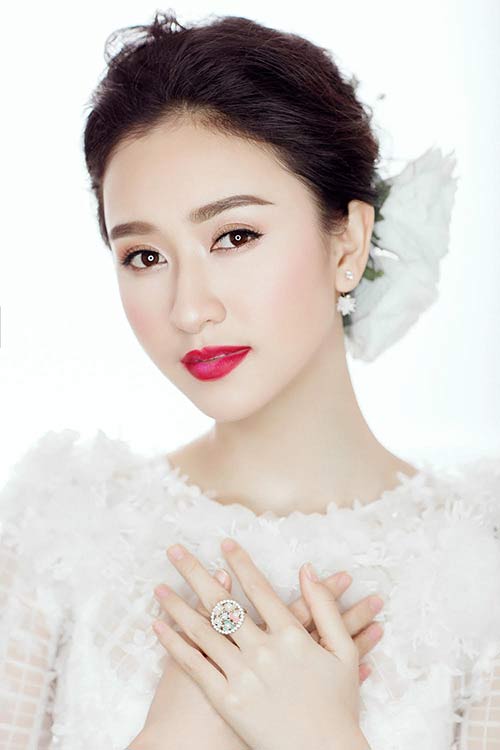 Á hậu Hà Thu đẹp kiêu sa, khoe vòng một thanh tân - 5