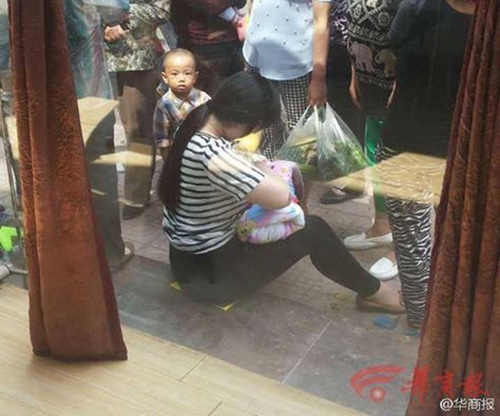Cảm động mẹ trẻ cho bé bị bỏ rơi bú ngay trên đường phố - 1