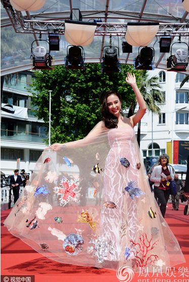 Angela Phương Trinh mang cả đàn cá lên thảm đỏ Cannes - 4