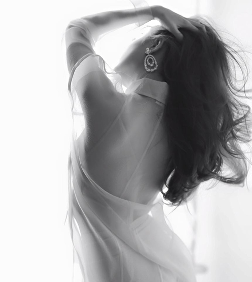 Ngắm thân hình sexy siêu gợi cảm của Hoàng Thùy Linh - 1