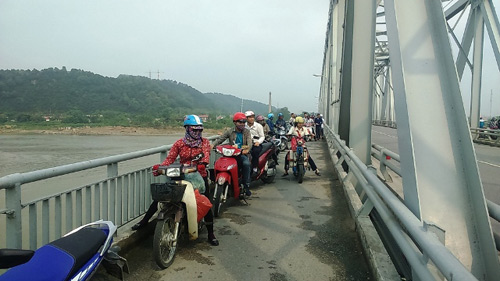 Có bầu với bạn trai, thiếu nữ xinh đẹp nhảy cầu tự tử - 1