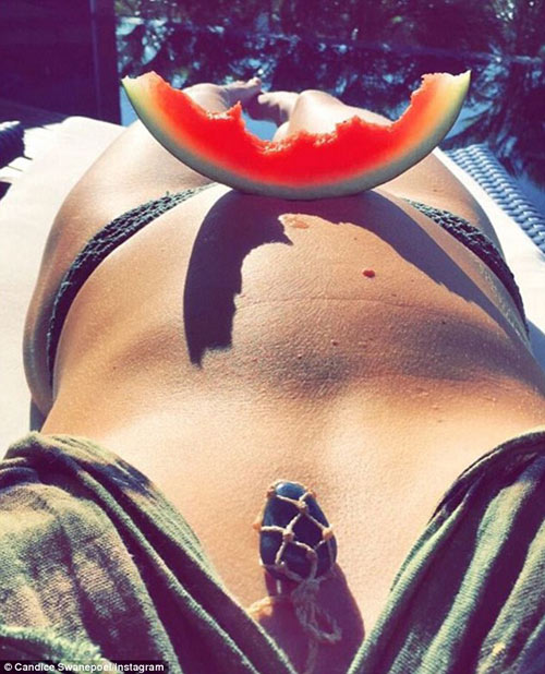 Vóc dáng bầu bí đẹp mê mẩn của mẫu nội y sexy nhất thế giới - 2
