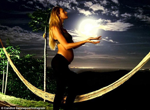 Vóc dáng bầu bí đẹp mê mẩn của mẫu nội y sexy nhất thế giới - 3