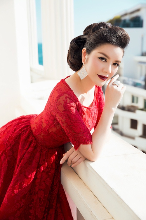 7 chiếc váy giúp Lý Nhã Kỳ quot;làm mưa làm gióquot; tuần qua - 14