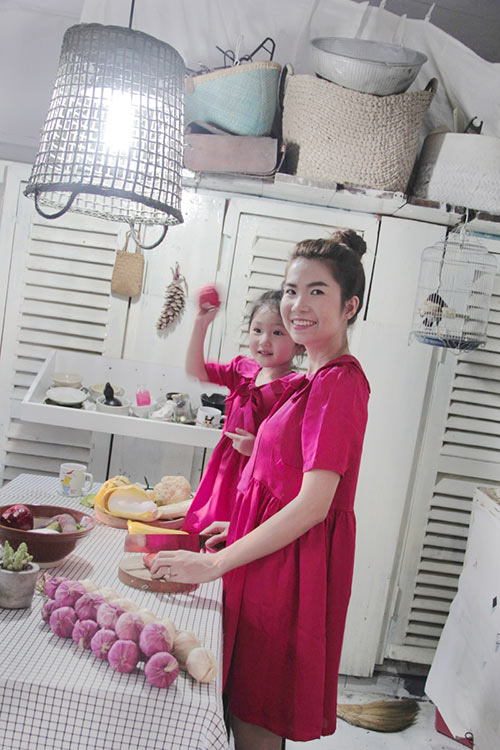 10 mẫu váy đôi ngọt ngào cho mẹ diện chung với con gái - 16