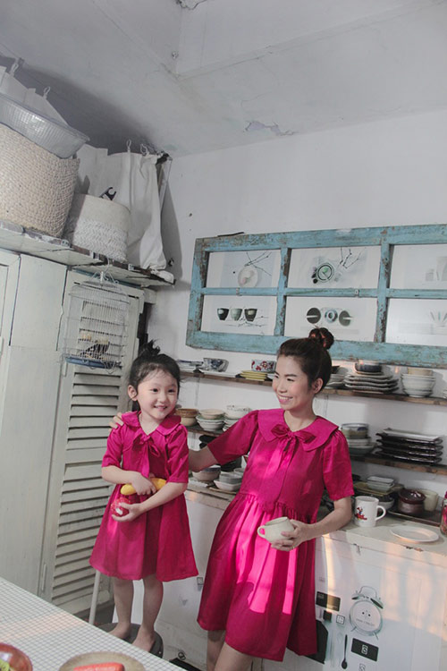 10 mẫu váy đôi ngọt ngào cho mẹ diện chung với con gái - 17