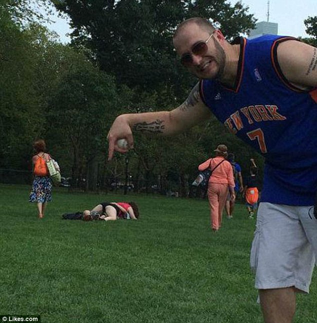 Hài hước các phi vụ diễn #039;cảnh nóng’ chốn đông người - 1