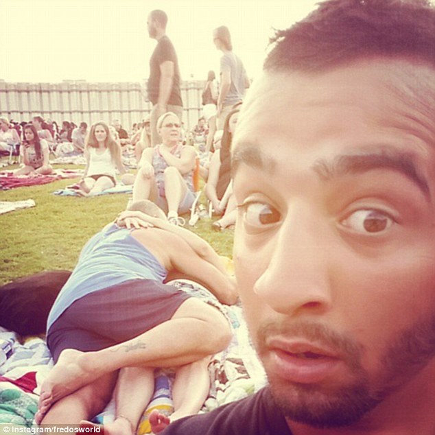 Hài hước các phi vụ diễn #039;cảnh nóng’ chốn đông người - 15