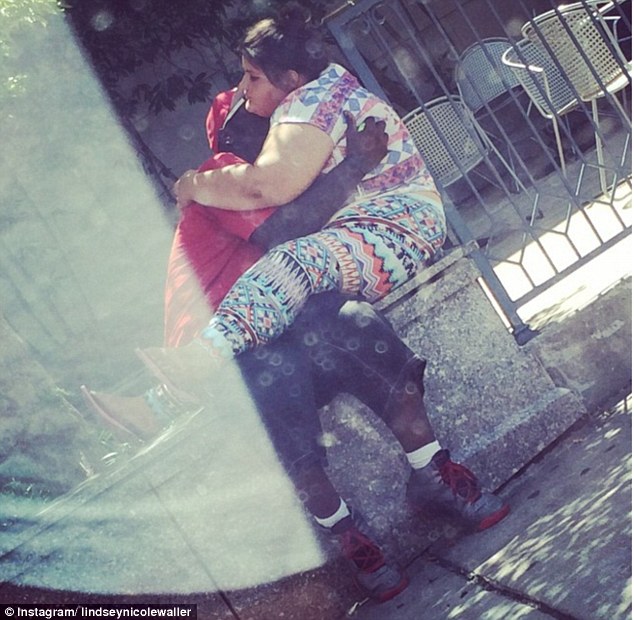 Hài hước các phi vụ diễn #039;cảnh nóng’ chốn đông người - 2