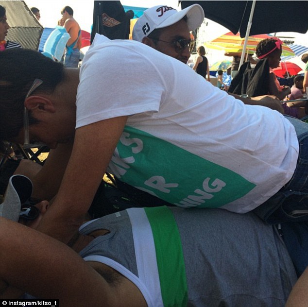 Hài hước các phi vụ diễn #039;cảnh nóng’ chốn đông người - 4