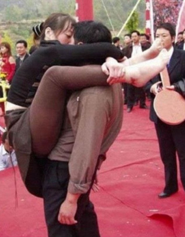 Hài hước các phi vụ diễn #039;cảnh nóng’ chốn đông người - 18