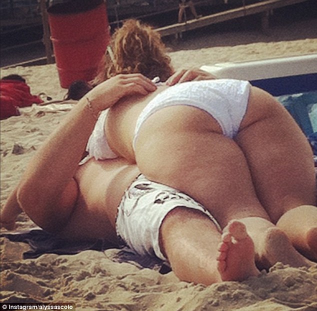 Hài hước các phi vụ diễn #039;cảnh nóng’ chốn đông người - 19