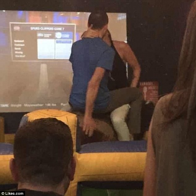 Hài hước các phi vụ diễn #039;cảnh nóng’ chốn đông người - 5