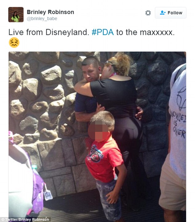 Hài hước các phi vụ diễn #039;cảnh nóng’ chốn đông người - 10