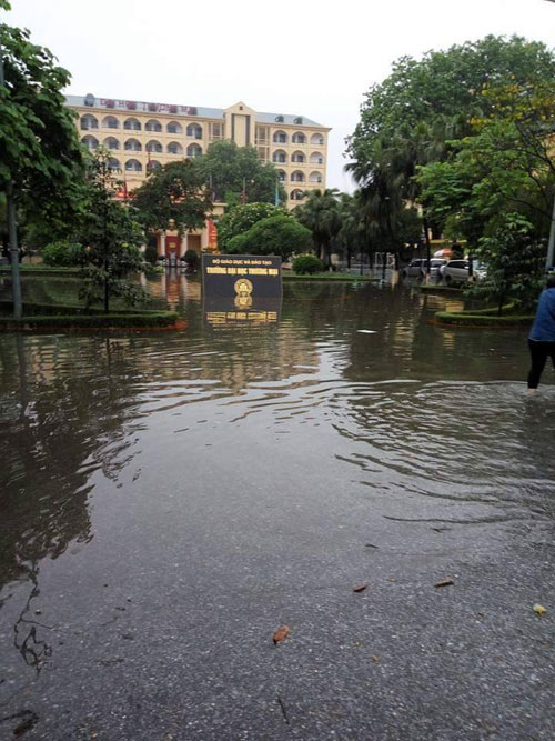 ĐH Thương mại hoãn thi vì nước ngập sân trường - 4