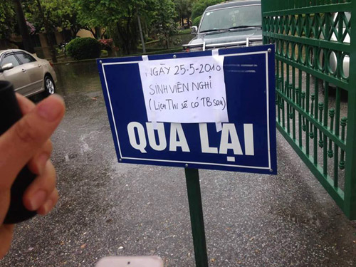 ĐH Thương mại hoãn thi vì nước ngập sân trường - 3