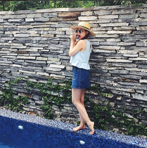 Học cách mix đồ với chân váy denim trẻ và chất như sao Việt - 1