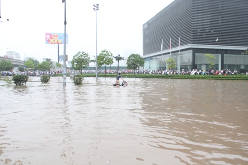 Người Hà Nội cưỡi máy xúc, đi xe kéo #039;vượt sông#039; đi làm - 18