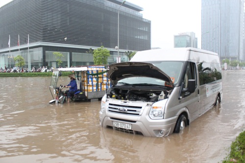 Người Hà Nội cưỡi máy xúc, đi xe kéo #039;vượt sông#039; đi làm - 19