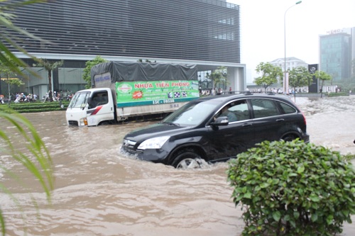 Người Hà Nội cưỡi máy xúc, đi xe kéo #039;vượt sông#039; đi làm - 20