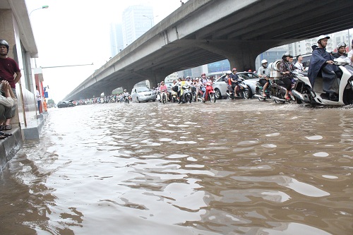 Người Hà Nội cưỡi máy xúc, đi xe kéo #039;vượt sông#039; đi làm - 2