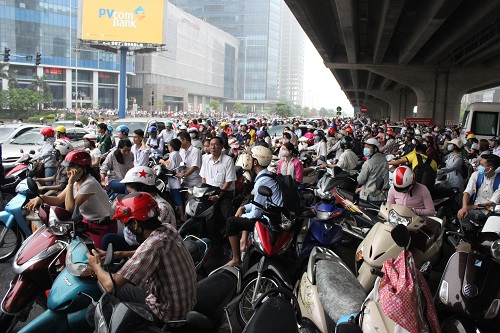 Người Hà Nội cưỡi máy xúc, đi xe kéo #039;vượt sông#039; đi làm - 3