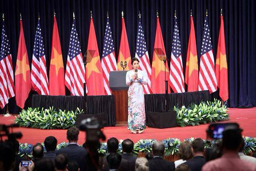 Mỹ Linh lên tiếng khi bị chê hát Quốc ca trước Tổng thống Obama - 2