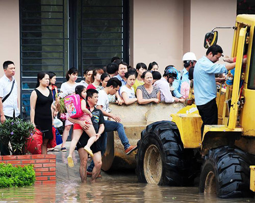 Người Hà Nội cưỡi máy xúc, đi xe kéo #039;vượt sông#039; đi làm - 6