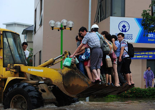 Người Hà Nội cưỡi máy xúc, đi xe kéo #039;vượt sông#039; đi làm - 8