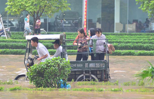 Người Hà Nội cưỡi máy xúc, đi xe kéo #039;vượt sông#039; đi làm - 11