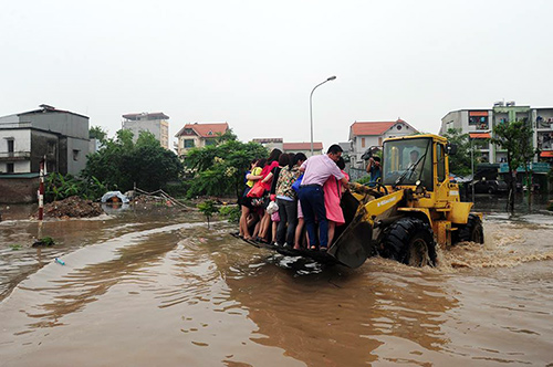 Người Hà Nội cưỡi máy xúc, đi xe kéo #039;vượt sông#039; đi làm - 7