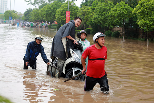 Người Hà Nội cưỡi máy xúc, đi xe kéo #039;vượt sông#039; đi làm - 9